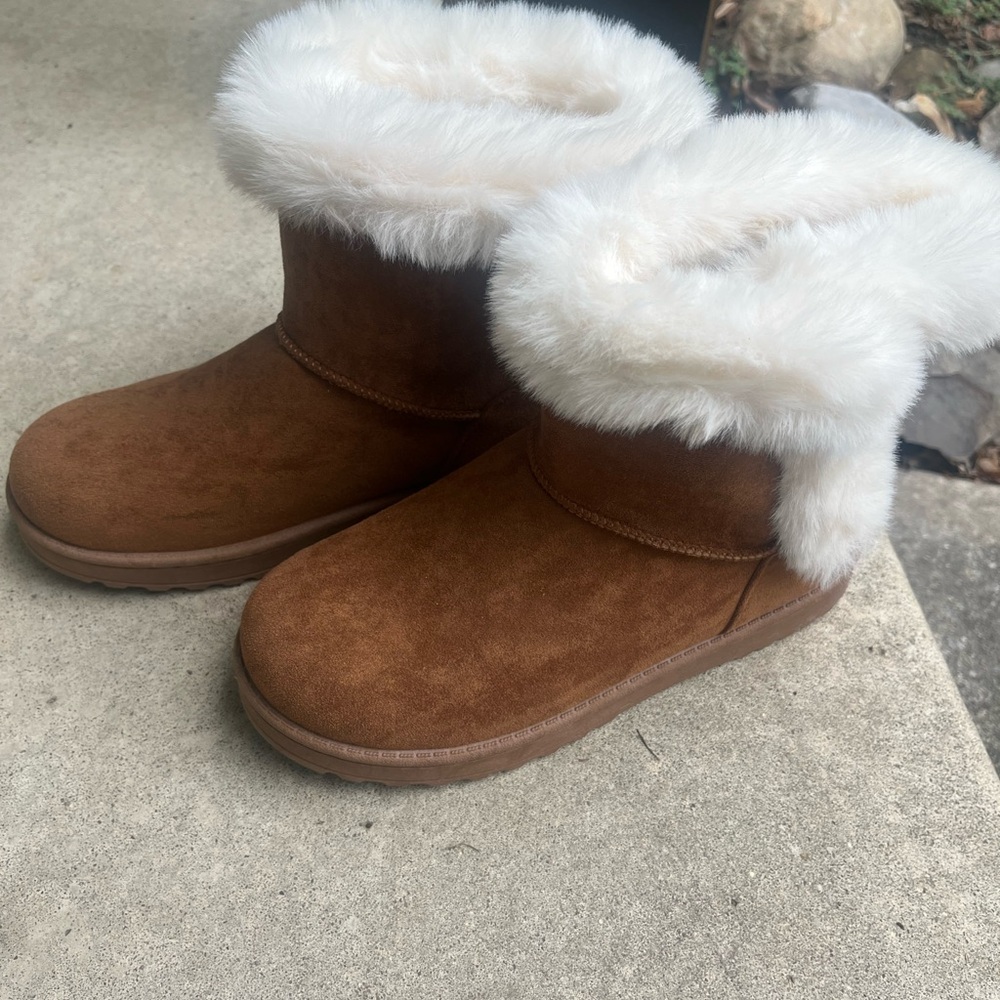 Kohl's chestnut White Faux Fur boot